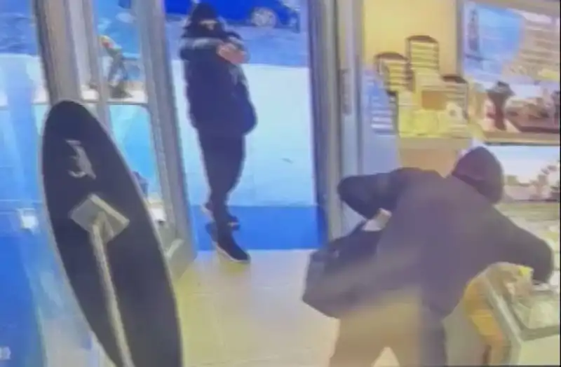 Ümraniye'de Maskeli Soyguncuların Cesur Girişimi: Güvenlik Kameralarına Yansıdı