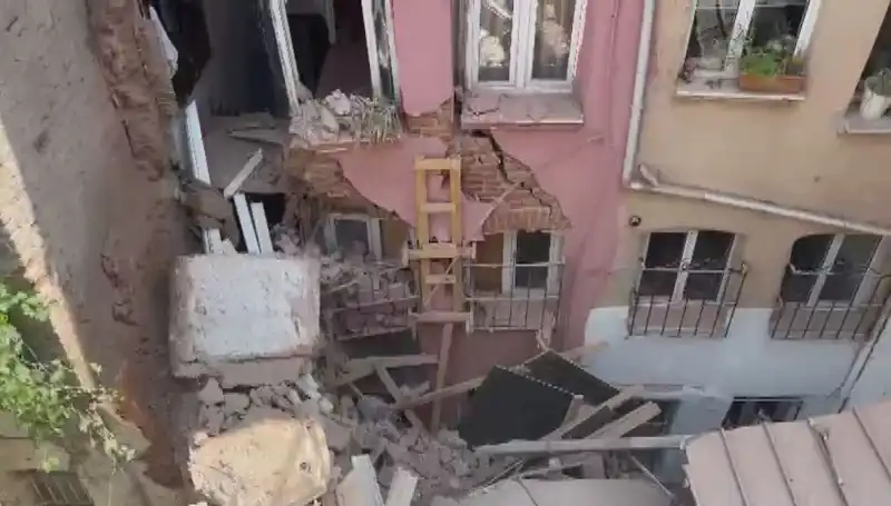 İstanbul'da Üç Katlı Binanın Balkonu Çöktü: Olay Anı ve Detaylar