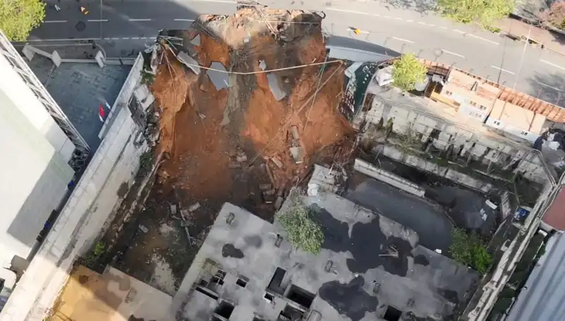 Sarıyer'de Ani Yol Çökmesi: Trafik Kaosu ve Önlemler