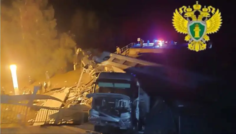 Rusya'da Köprü Çökmesi: Tren Üzerine Düştü, Can Kaybı ve Yaralılar