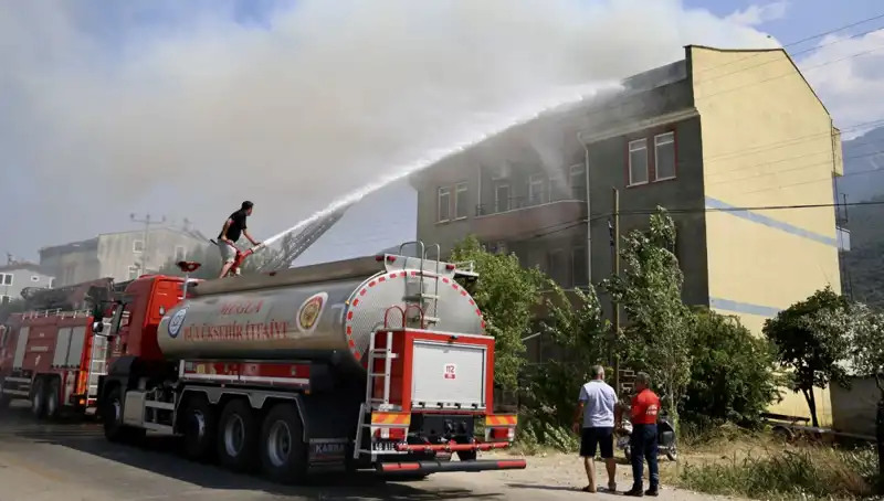 Çatı Katında Çıkan Yangın Mahalleyi Korkuttu ve İhbarları Peş Peşe Getirdi