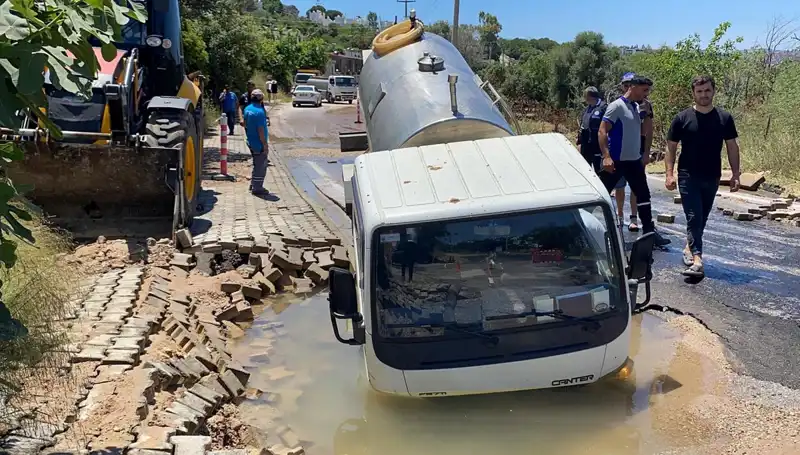 Bodrum'da Su Hattı Patladı, Tanker Korkunç Bir Çukura Düştü!