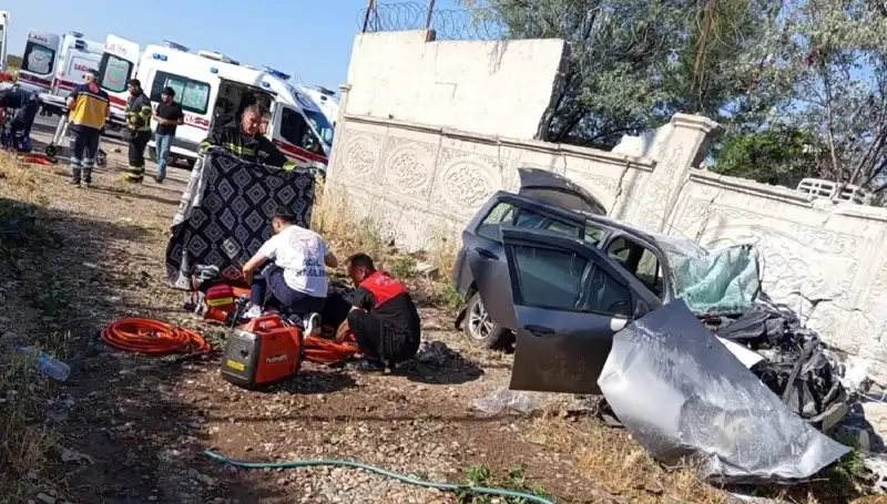 Lastiği Patlayan Araç İstinat Duvarına Çarptı: Tragedy ve Yaralılar