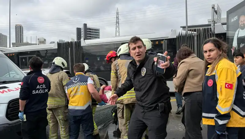 Metrobüs Kazası: Tüyler Ürperten Kaza Sonrası Seferler Durduruldu