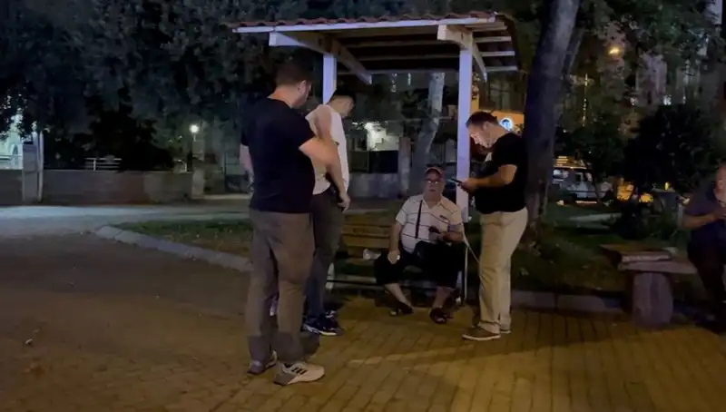 Kısmı Görme Kaybı Olan Adamın Telefonunu Çaldılar: Güvenlik Kamerası Görüntüleri Şok Etti