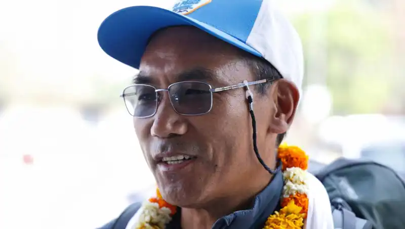 Everest Adam Yeniden Zirveye Çıktı: Rekorunu Kırmayı Başardı!