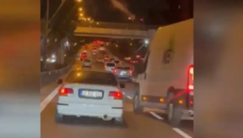Tuzla’da Makas Terörü: Çarpıp Kaçan Sürücü Tutuklandı ve Olayın Perde Arkası