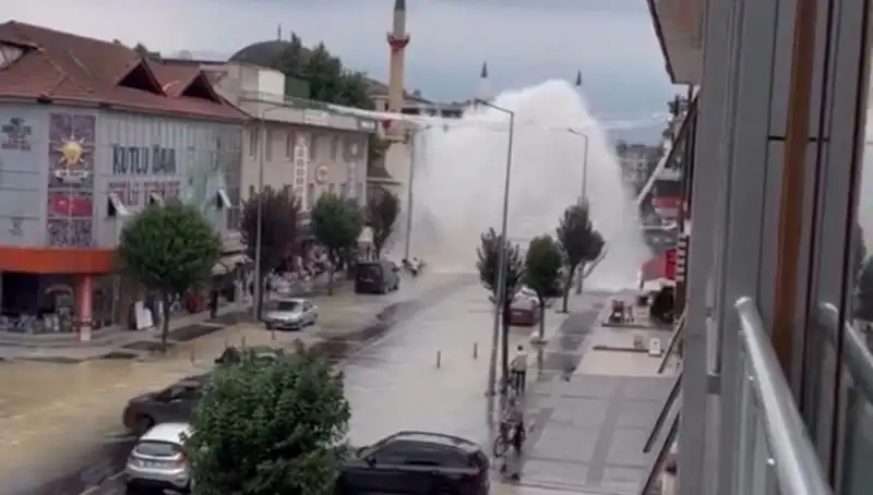İçme Suyu Hattındaki Patlama Şehirde Korku ve Panik Yarattı