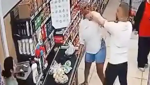 Markette Şok Eden Anlar: Çocuğunun Gözleri Önünde Kadına Saldırı Gerçekleşti