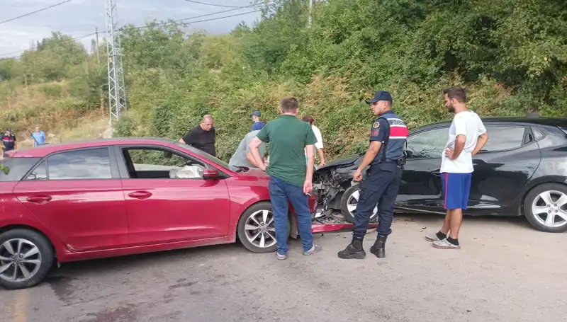 Karamürsel'de Feci Kaza: İki Otomobil Çarpıştı, 4 Kişi Yaralı