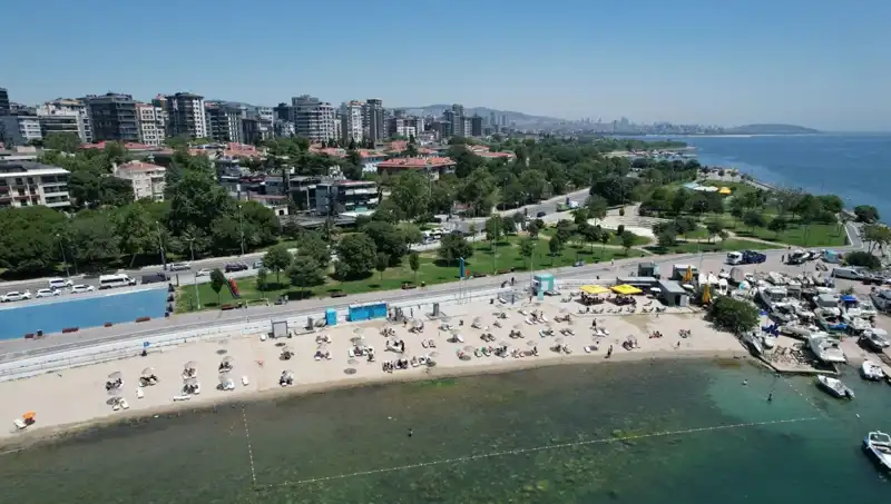 İstanbul’da Sıcak Hava Dalgası Caddebostan Sahilini Dolup Taşırdı