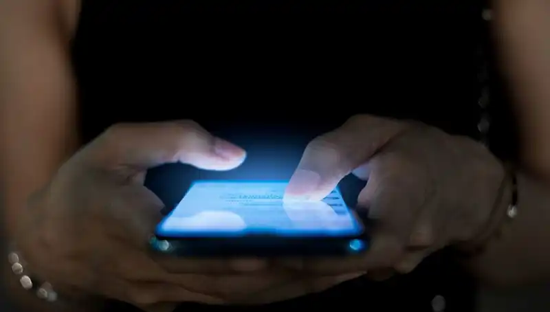 Narsisizmin Gizli Belirtisi: Telefon Kullanım Alışkanlıkları Üzerine Şaşırtıcı Bulgular