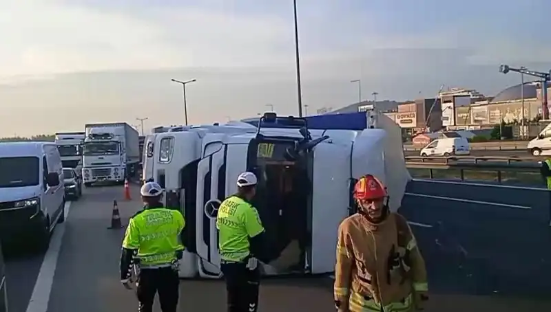 Pendik TEM Otoyolu'nda TIR Devrildi: İstanbul Yolu Dört Taraflı Kilitlendi