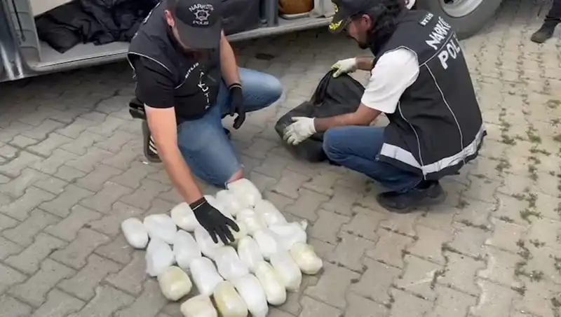 Yolcunun Valizinde Şoke Eden Yakalama: 13 Kilo Metamfetamin