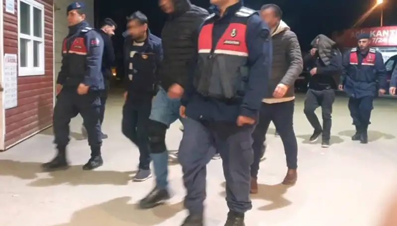 Uyuşturucu Partisi Bağ Evinde Baskınla Sonlandırıldı: 15 Gözaltı