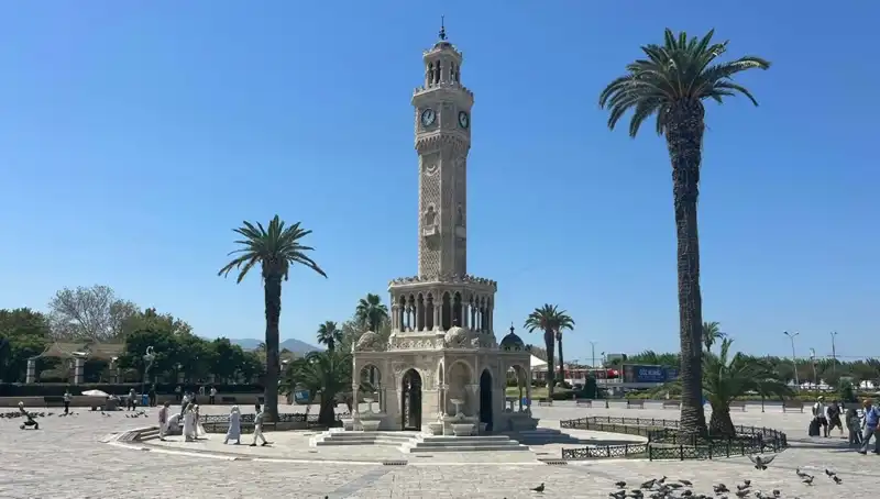 İzmir'de Sıcak Hava Dalgası Etkisini Gösteriyor: Meydanlar Boş Kaldı