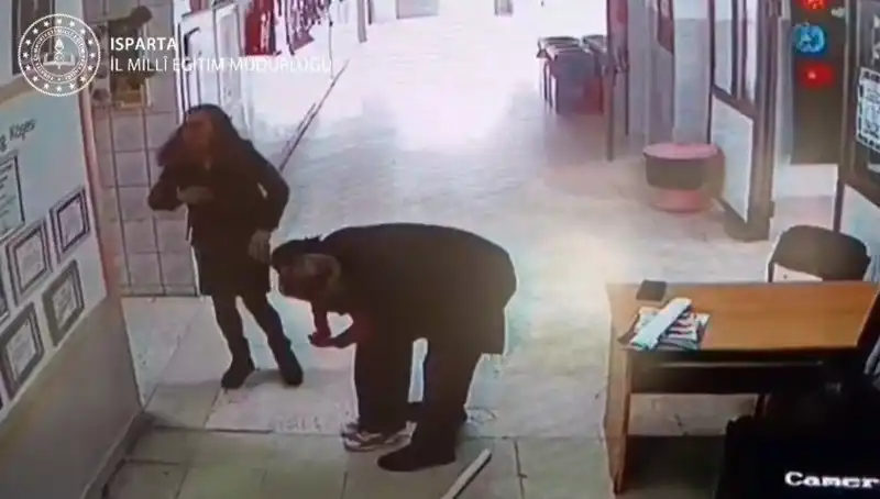Öğretmenin Kahramanlığı: Heimlich Manevrası ile Öğrenciyi Kurtardığı An!