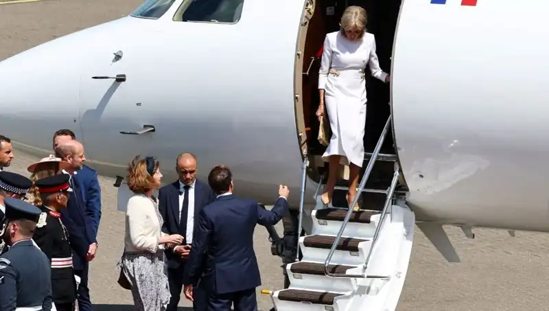 Macron Çiftinde Yeni Kriz: Eşi Elini Uzanır Görmezden Geldi