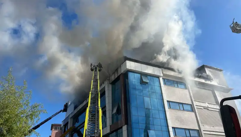 Esenyurt'ta Tekstil Atölyesinde Korkutan Yangın: İşçiler Kurtarıldı