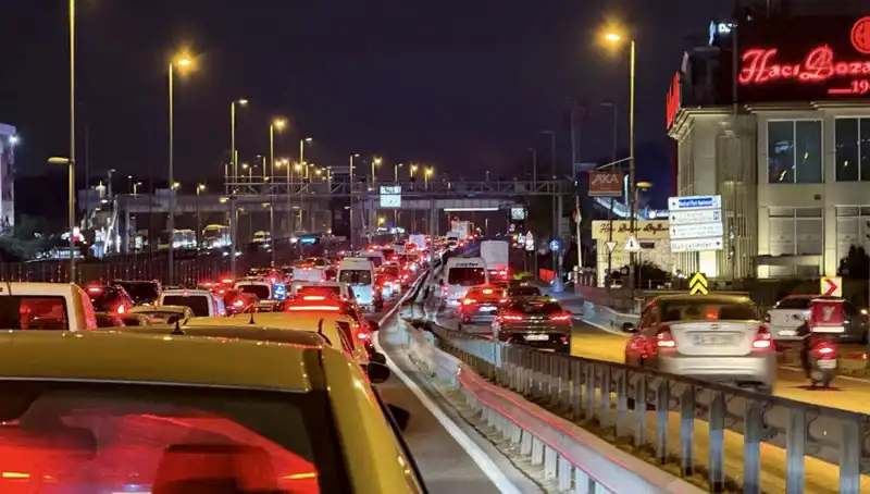 Yenibosna Metrobüs Yaya Üst Geçidinde Yenilikçi Çalışmalara Başlandı