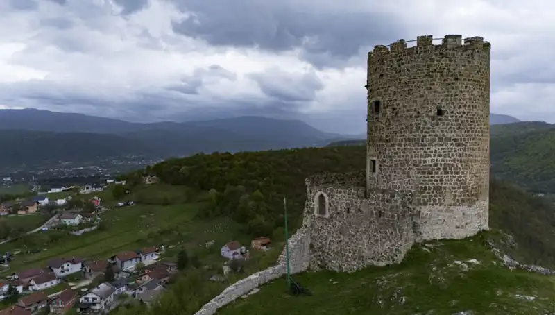 Bosna Hersek'in Sokolac Kalesi: Tarihin Sessiz Tanığı