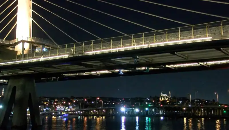 Metro Köprüsünden Denize Düşen Kişi İçin Geniş Çaplı Arama İlan Edildi