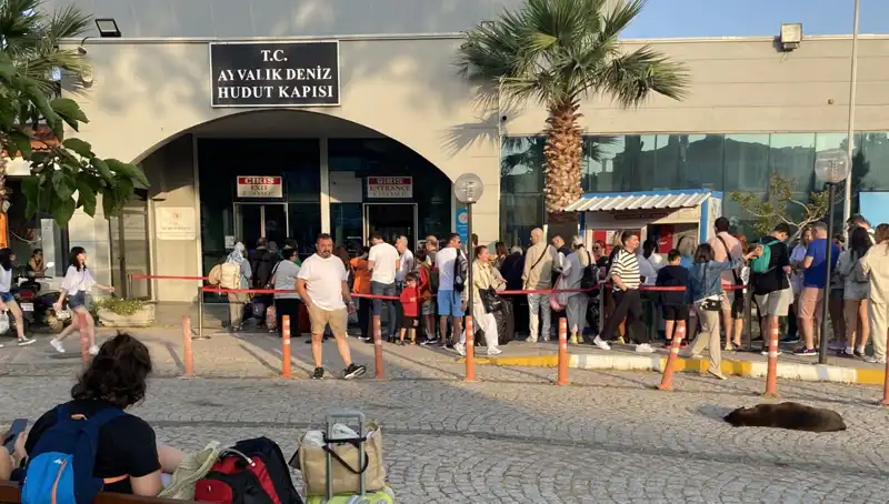 Tatile Çıkmak İsteyenler Midilli Adası’na Akın Etti!