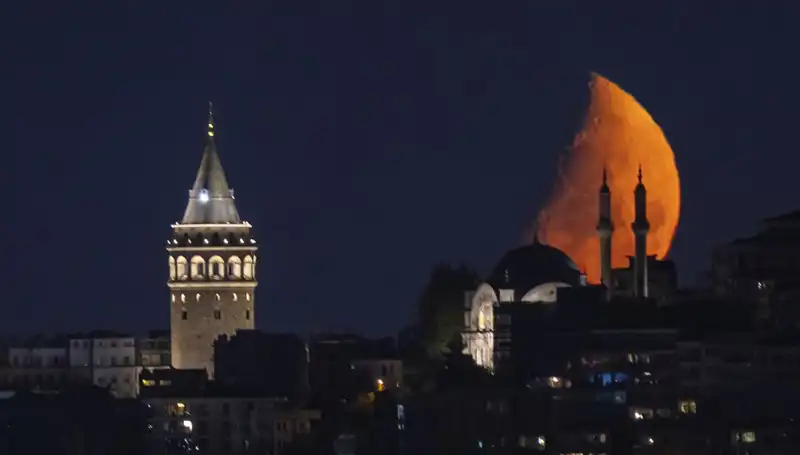 İstanbul’da Yarım Ay Manzarası: Büyüleyici Güzellik ve Anlamı