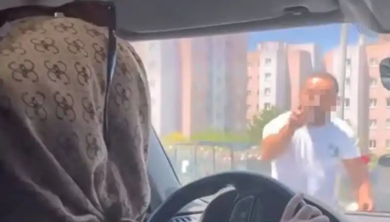 Trafikte Dehşet Anları: Camı Yumruklayarak Saldırdı