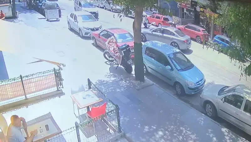 Karşıdan Karşıya Geçerken Yaşanan Kaza Herkesi Şaşırttı!