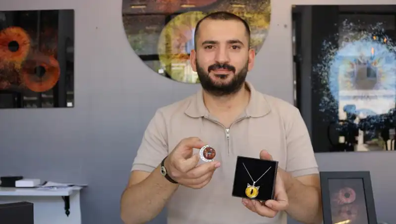 Işıkla Sanatı Birleştiren Yetenek: İris Fotoğraflarını Takı ve Tabloya Dönüştüren Sanatçı