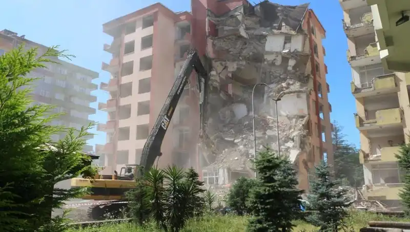 Deprem Değil Dalgalar: İki Bina Yıkım Sürecinde Neler Yaşandı?