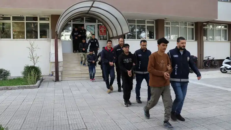 Güvenlik Güçleri İki İlde Düzensiz Göçmen Operasyonu Düzenledi