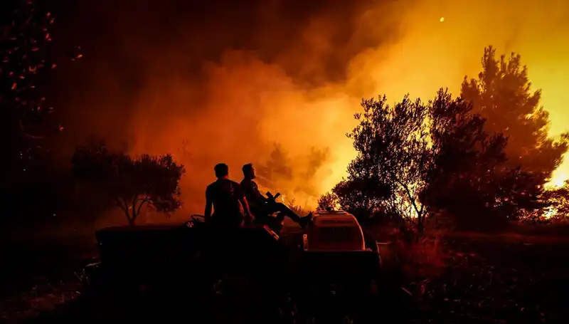 Çanakkale'deki Orman Yangını Korkutucu Bir Hızla Büyüdü: 785 Kişi Tahliye Edildi