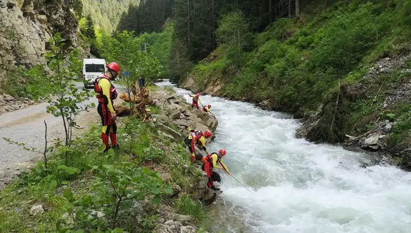 Trabzon'da Dereye Düşen Çocuğu Arama Çalışmaları Devam Ediyor