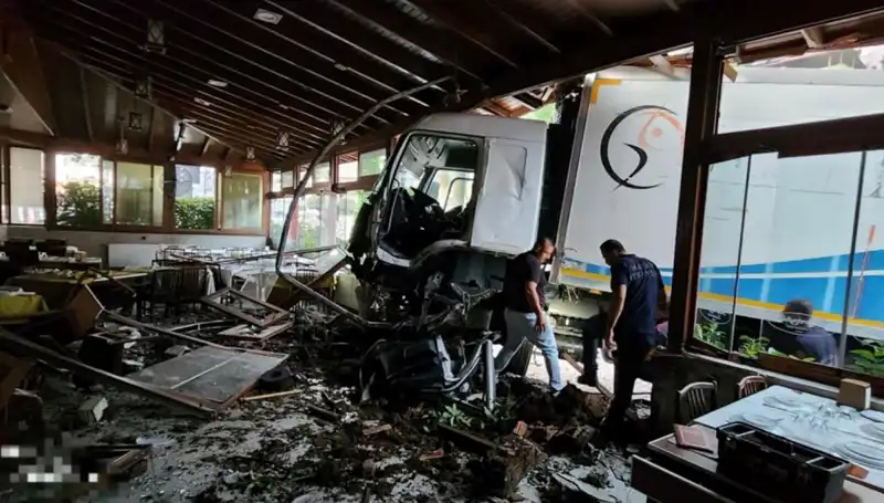 Freni Boşalan Kamyon Restorana Girdi, Ortalık Karıştı!