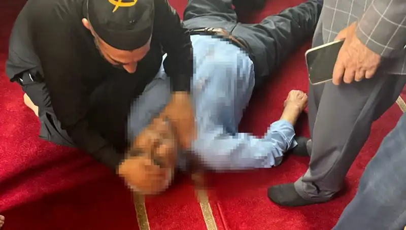 Cami İçinde Yaşanan Şok Olay: Namaz Kılan Adam Bıçaklandı