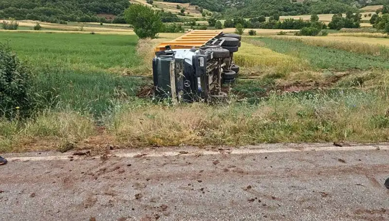 Tokat’ta Devrilen Kamyonun Şoförü Yaşamını Yitirdi: Feci Kaza Olayı