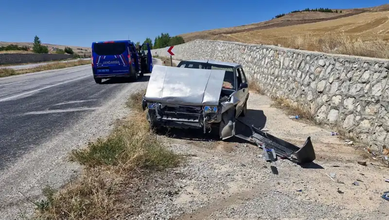 Kontrolden Çıkan Otomobil Duvara Çarptı: Kazada İki Kişi Yaralandı
