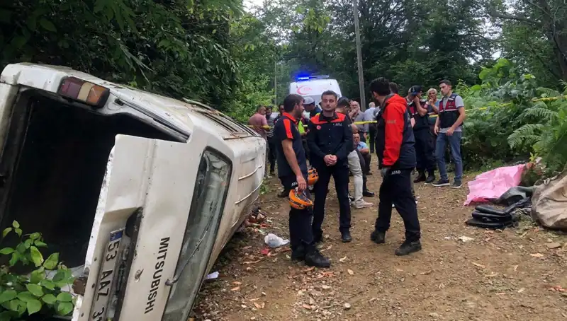Rize’de Minibüs Kazası: Yamaçtan Yuvarlanan Araçta İki Ölü, Üç Yaralı!