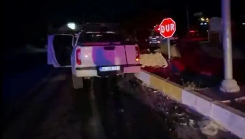 İzmir'de Kamyonet Hızla Çarpıştı: 7 Kişi Yaralandı