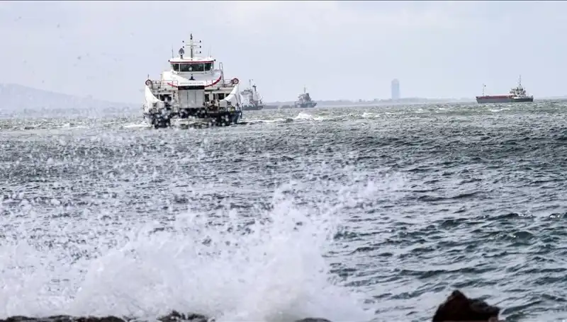 İzmir Vapur Seferleri Fırtınadan Dolayı Durduruldu: Yerine Geçici Çözümler