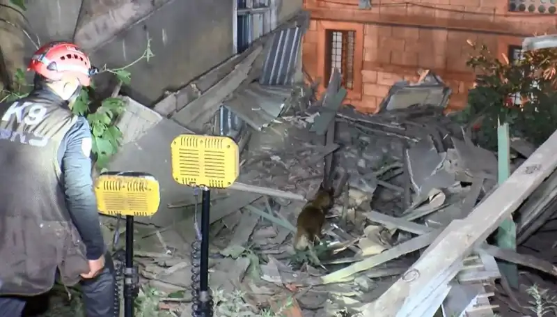 İstanbul'da Deprem Sonrası Çöken Bina: Nedenleri ve Son Gelişmeler