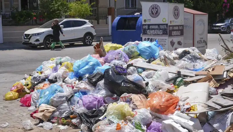 İzmir’de Çöp Yığınları Büyüyor: Kentin Temizlik Sorunu Çözülemiyor Mu?