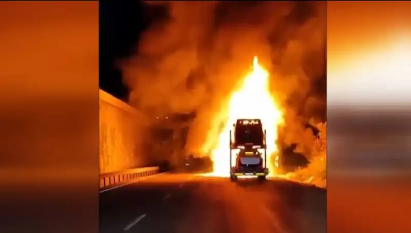 Otomobil Yüklü Tırda Şok Yangın: 8 Araç Alev Alev Yandı!