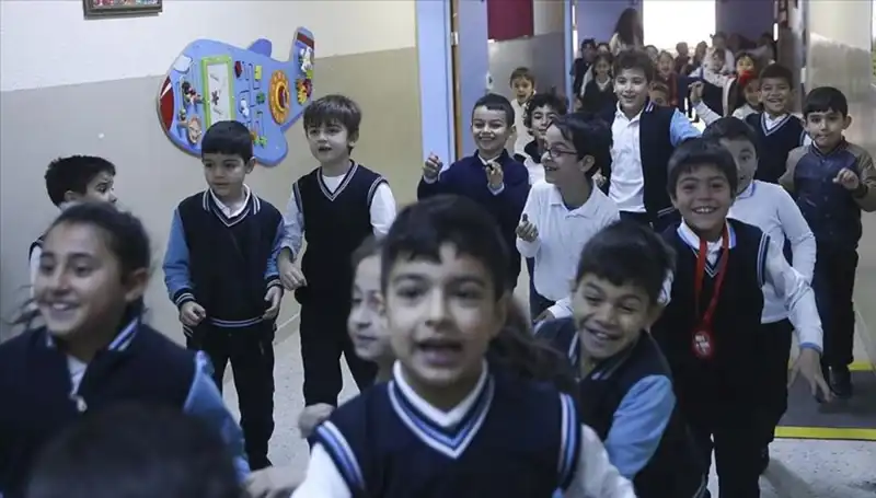 2025 Eğitim Takvimi: Okullar Ne Zaman Açılacak ve Tatiller?