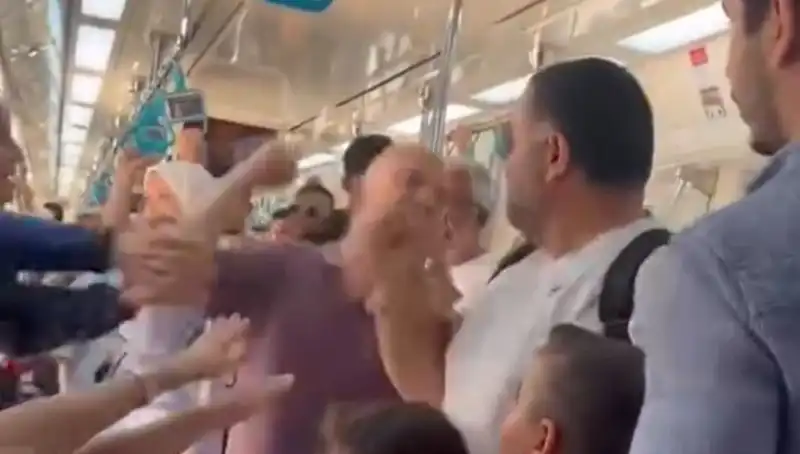 Marmaray'da Yumruk Yumruğa Kavga: Yolcular Olayı Şaşkınlıkla İzledi