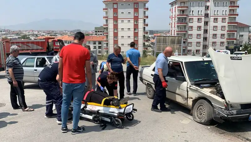 Kavşakta Meydana Gelen Kaza, İki Kişiyi Hastaneye Sevk Etti