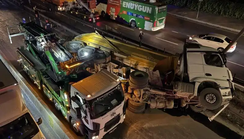 Moloz Yüklü Hafriyat Kamyonu Devrildi: Şehirdeki Trafik Kaosu