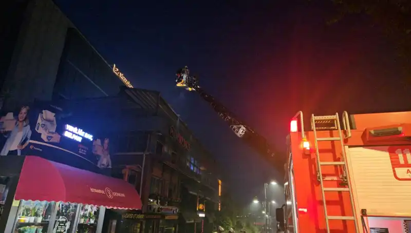 Beşiktaş'ta Yangın Paniği: 3 Katlı Restoran Kül Oldu